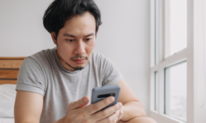 スマホを操作する男性