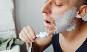 シェービングする男性