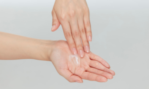 手にクリームを塗る