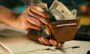 財布からお金を出す