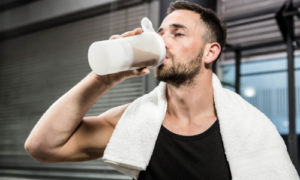 プロテインを飲む男性