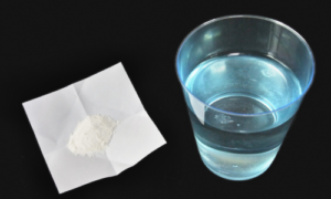 粉薬を飲む